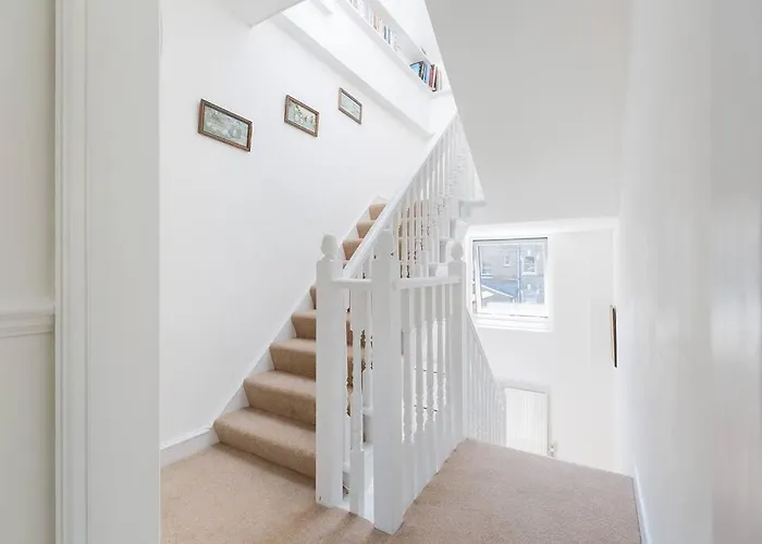 Spacious 3 Bedroom Flat With Terrace